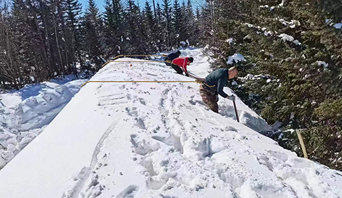 景區(qū)運(yùn)營(yíng)三部開(kāi)展備戰(zhàn)“五一”突擊清雪工作
